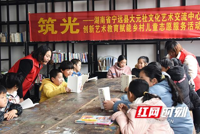 "孩子王"周燕 八年用艺术陪伴八千留守儿童