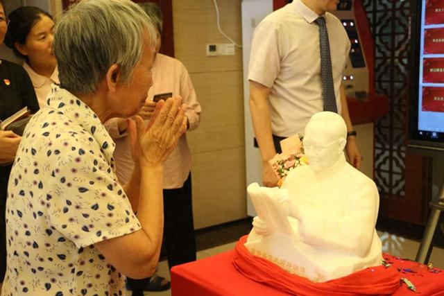 46年医患情,患者捐赠雕像怀念国医大师邓铁涛