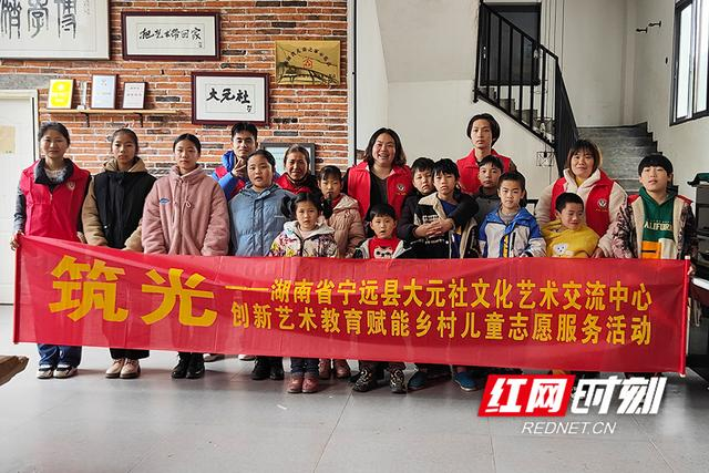 "孩子王"周燕 八年用艺术陪伴八千留守儿童