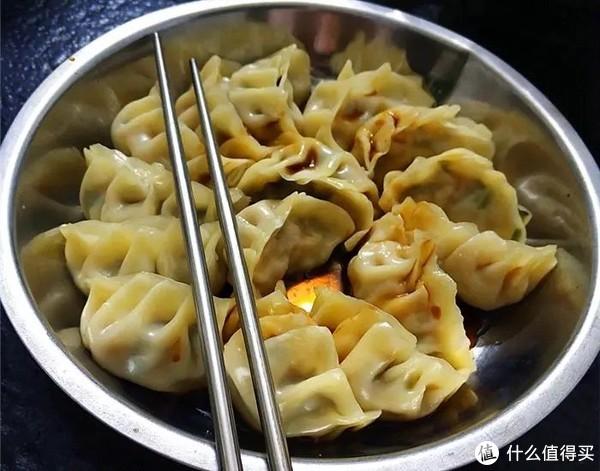 煮水饺照片图片