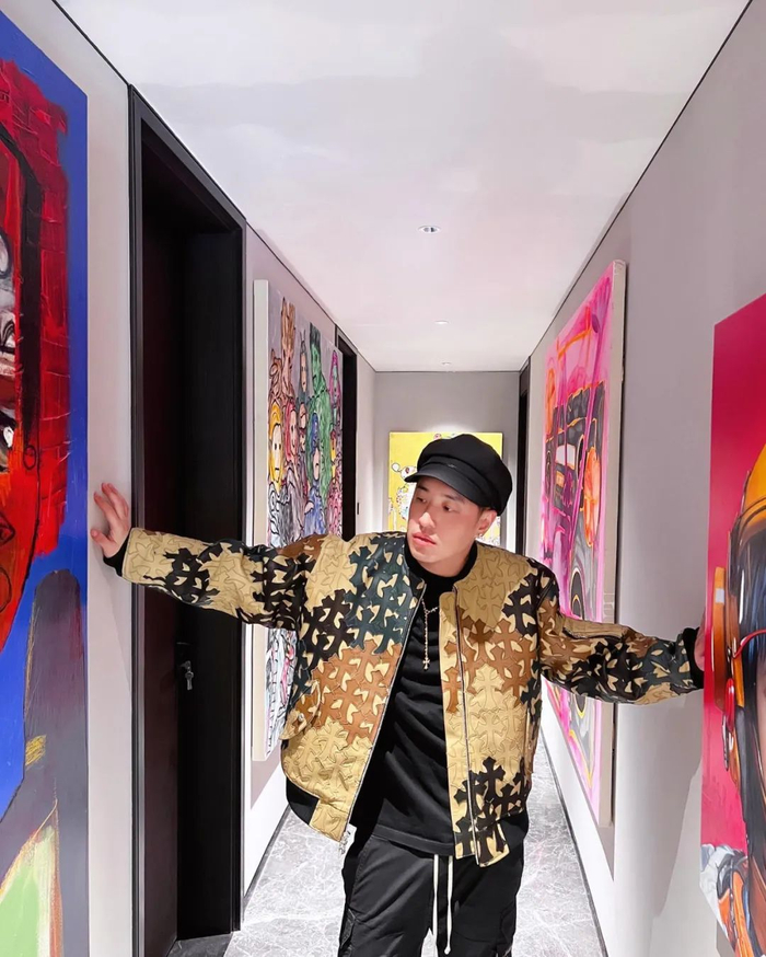 「潘玮柏」上身"克罗心夹克",和林俊杰穿情侣款了.