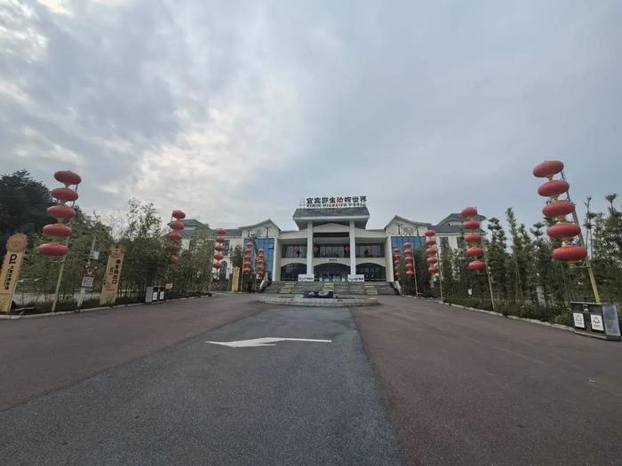 5月15日下昼4时30分摆布,宜宾动物园正在浮浅生意。(伍雪梅 摄)