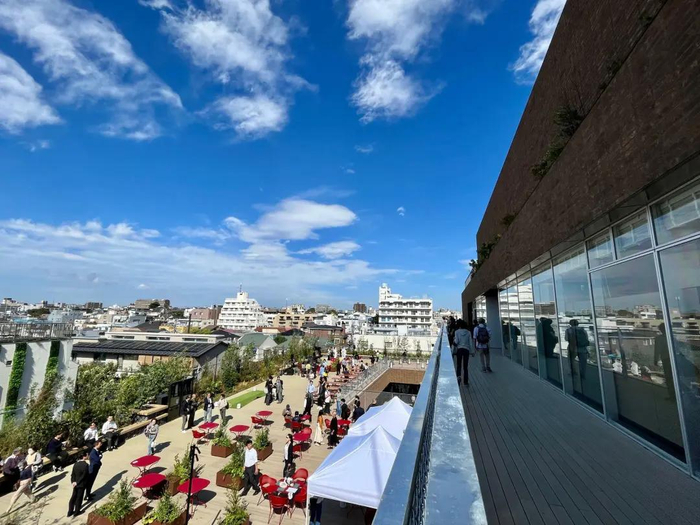 位于3层的露台。图源：雅虎新闻