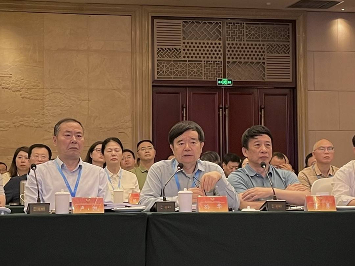 孙华(中)此外,孙华还强调,在保护的前提下,才能谈利用.