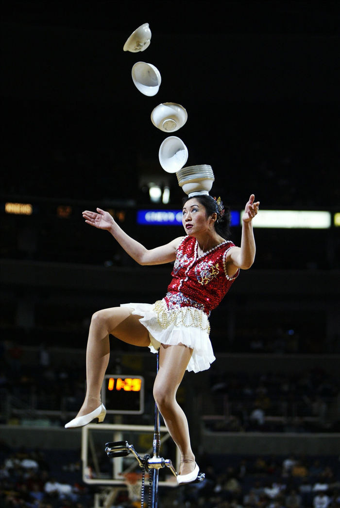 54岁中国大妈,统治nba30年|中国大妈|牛蓉|杂技_新浪新闻