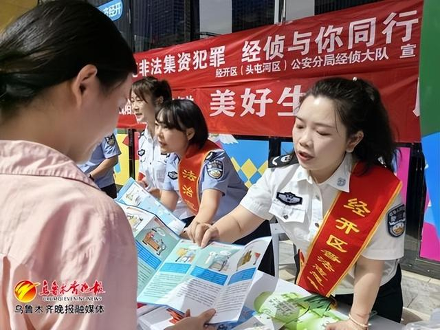 　　5月15日，经开万达广场，高铁司法所工作人员正在为群众进行普法宣传。记者饶俊华摄