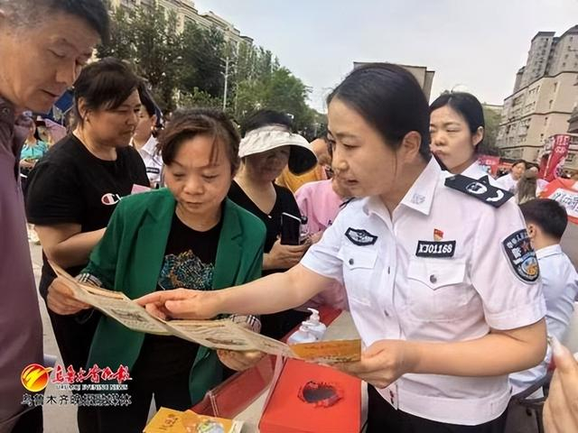 　　5月15日，新民路司法所工作人员正在为群众开展普法宣传。记者饶俊华摄