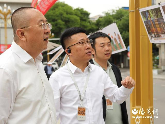 活动现场,西安美术学院向店头镇第二小学授予了"版画合作实践教学基地