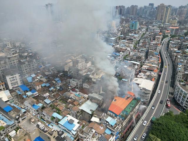 广州一服装批发市场起火，广州消防：搜救出1名人员，已无生命体征