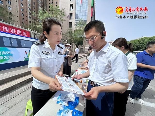 　　5月15日，沙依巴克区司法局友好南路司法所工作人员正在为群众进行普法宣传。记者饶俊华摄