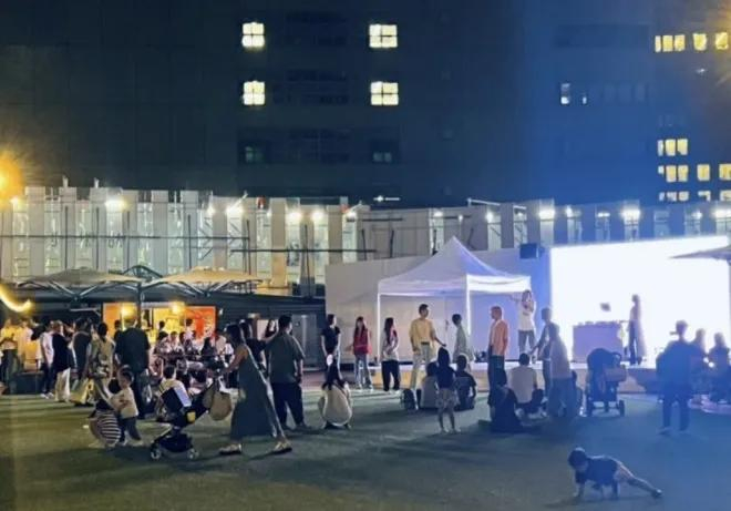 开业当晚的活动广场。图源：京桥经济新闻