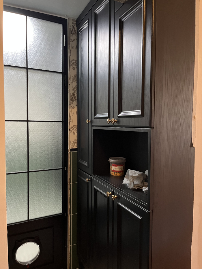 把洗衣机挪走之后,洗手池的对面还做了一组鞋帽 家政柜,不但解决了