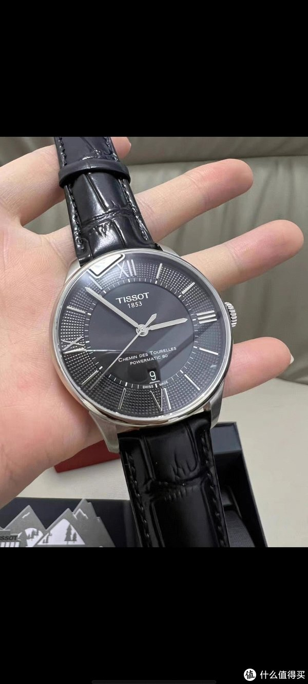 表壳上设计让整个表面更加有层精致,这款手表真的是非常的不错,价格也
