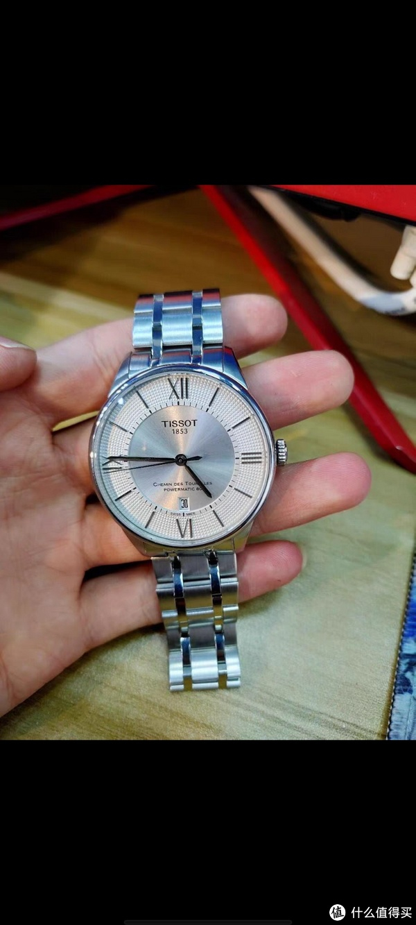 表壳上设计让整个表面更加有层精致,这款手表真的是非常的不错,价格也