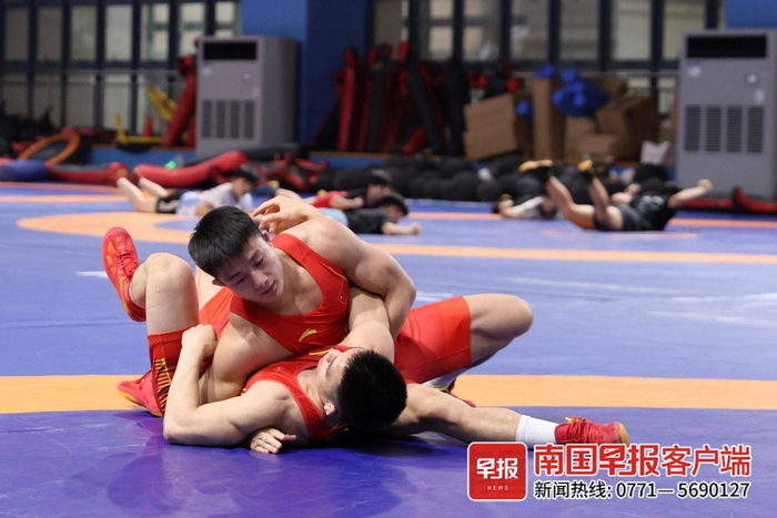 广西摔跤"双子星",即将亮相巴黎奥运赛场|广西|摔跤|巴黎奥运会_新浪