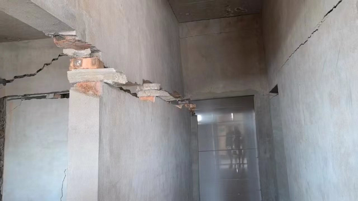 村民房屋出现裂缝。  受访者供图