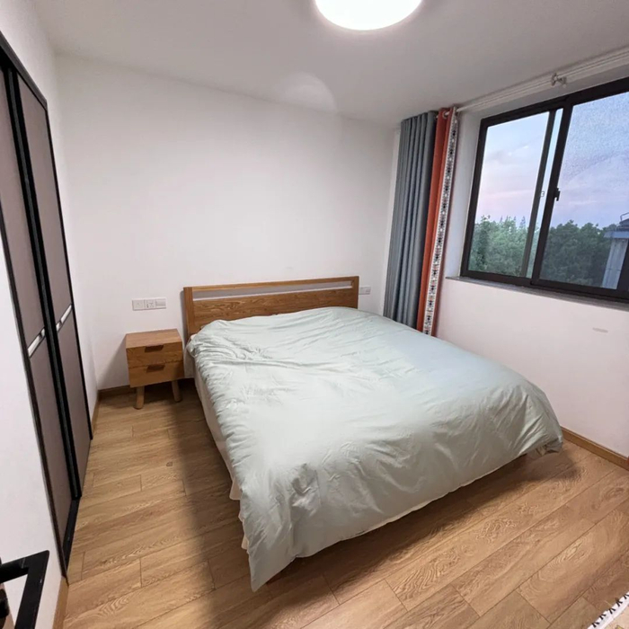 卧室的窗景很好从小到大,我所有关于房子的经历都称不上美妙,这是我