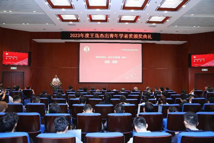 颁奖典礼现场董彬教授个人简历(图源:北京大学王选计算机研究所)董彬