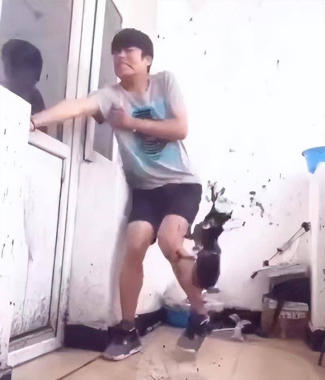 视频中,小杨哥把点燃的炮放在墨水中后想要逃走,结果门却被舍友反锁住