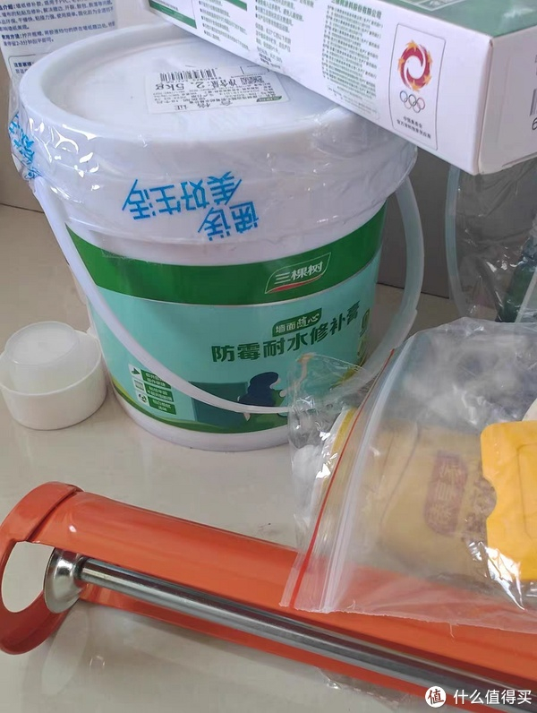 腻子粉的构成:腻子粉主要由水泥,有机胶粉,灰钙粉,保水剂,纤维等组成.
