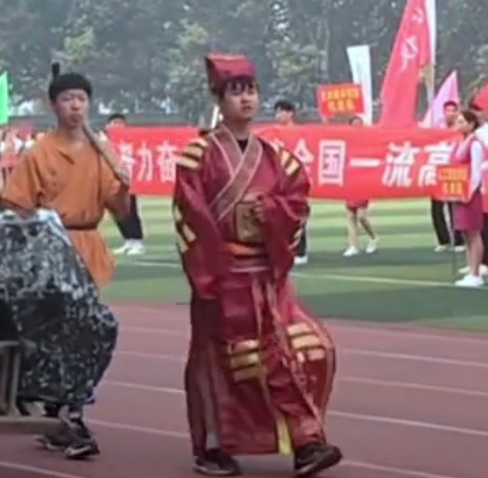 连北大都被笑好几天,大学运动会快变成"大学生洋相大会"了