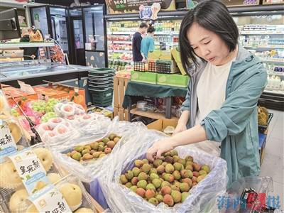 市民在元初超市购买荔枝.记者 唐光峰 摄白糖罂荔枝 39.