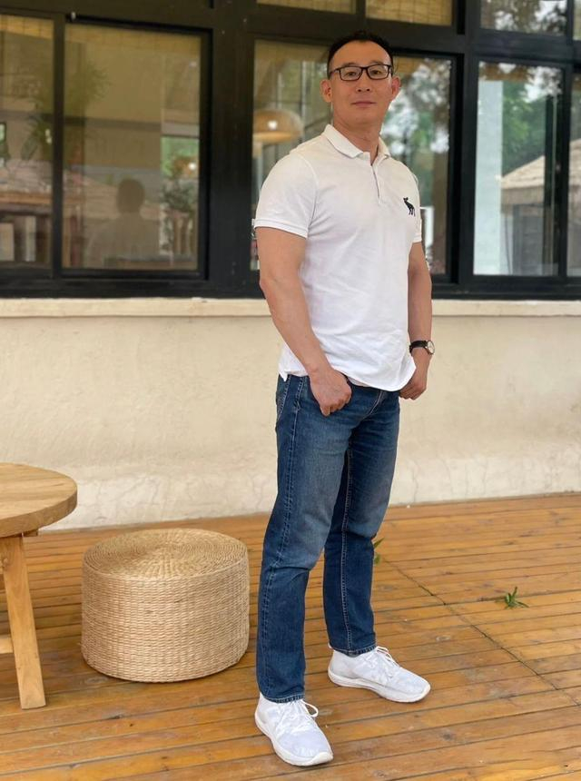 中年男人,穿搭做好"3不原则":衣不宽松,裤不紧身,不塞衣角