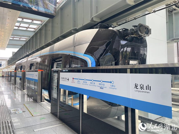 凌空飞行!武汉空轨列车科技感十足