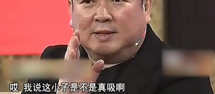 后座上蜷缩着直起身,颤抖着掏出针管,脸上露出一种近乎病态的癫狂表情