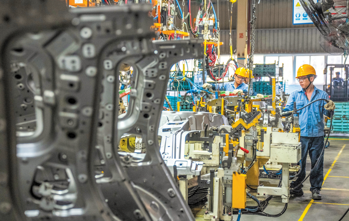 资料图：近日，在海马汽车海南生产基地内，工作人员正在生产线上有序忙碌。记者 康登淋 摄