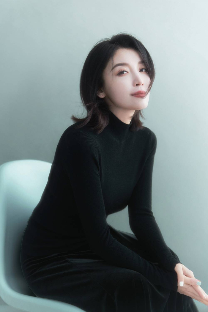高晓菲最新写真恬静温婉 新戏《老家伙》演绎都市烟火