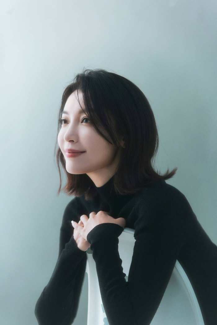 日前,演员高晓菲曝光了一组最新时尚写真,虽然只是身穿一件设计简单的