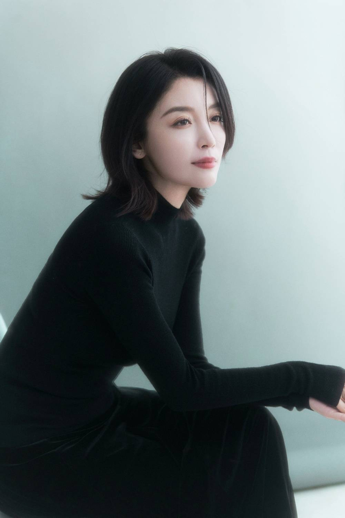 高晓菲最新写真恬静温婉 新戏《老家伙》演绎都市烟火