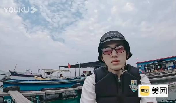 轩轩真的好棒 钓到了第一条鱼成功带全组首先离开!还是稀有品种呢