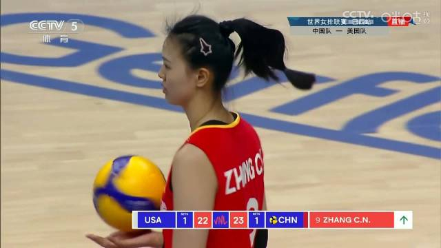 太爱看张常宁的转球发球了直接得分为中国女排拿下局点全场为她欢呼