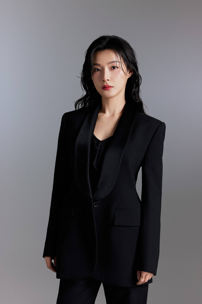 演员念真最新写真释出 轻熟知性魅力十足