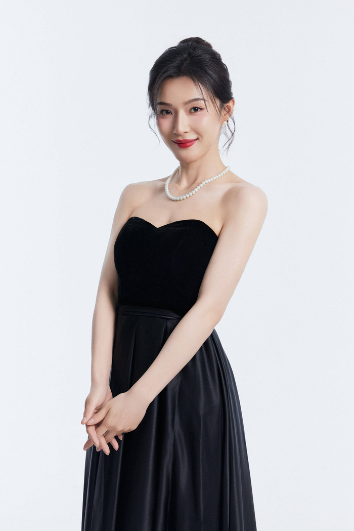 演员念真最新写真释出 轻熟知性魅力十足