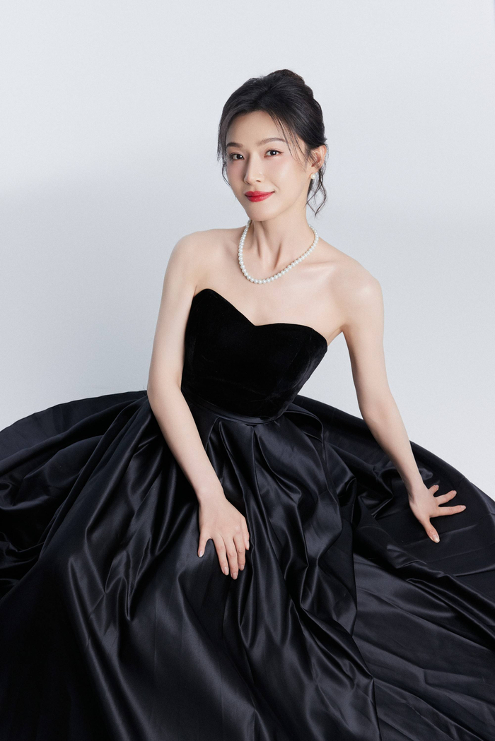 演员念真最新写真释出 轻熟知性魅力十足