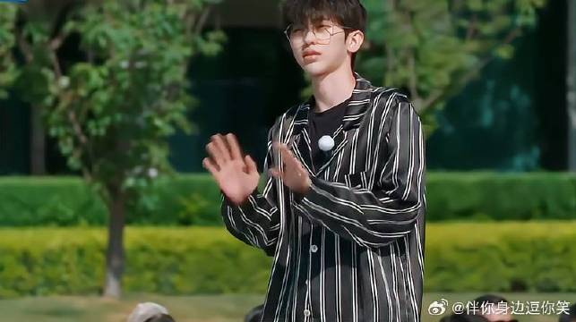 跑男奇葩时装周,蔡徐坤穿睡衣依然帅气!