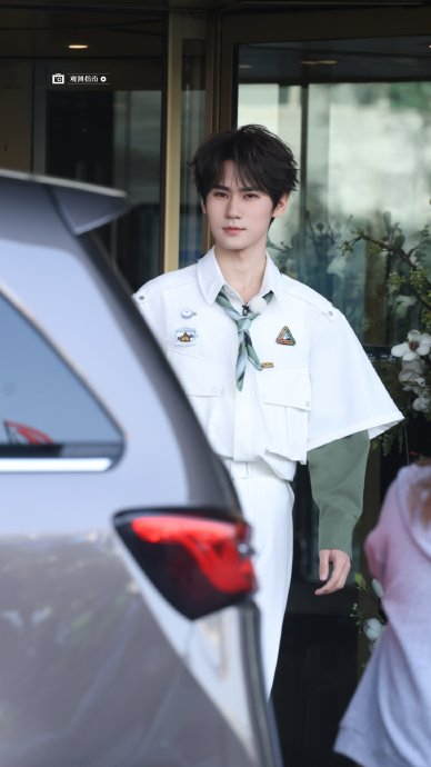 张真源奔跑吧上班路透 今天是绿色系的清爽男大 录制顺利,玩得开心!