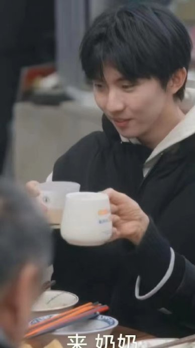 马嘉祺大半瓶啤酒下去真微醺了,喝醉的小马摇摇晃晃的