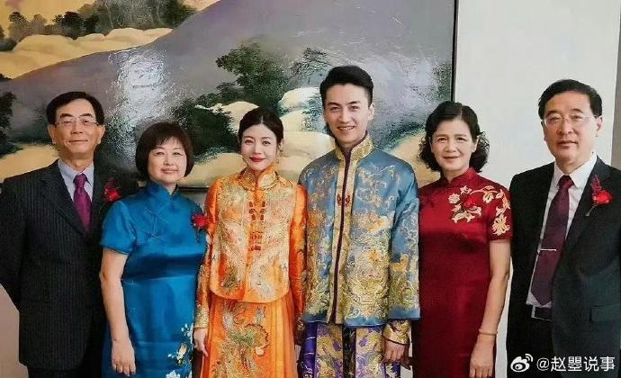 陈晓结婚的时候,双方家长共同拍摄的一张大合照!