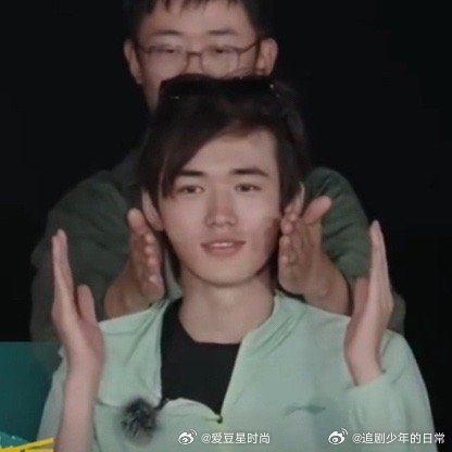 宋亚轩戳中我的笑点了,这是我的岛真的很好笑,扇自己巴掌可还行哈哈哈