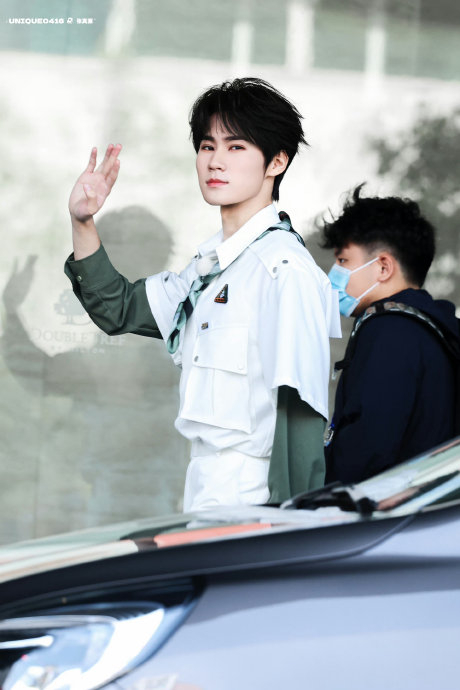 张真源奔跑吧上班路透 今天是绿色系的清爽男大 录制顺利,玩得开心!