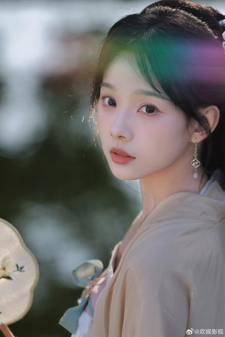 盈盈顾盼,肆意芳华,欢娱影视演员@鲁照华 古风写真今日释出