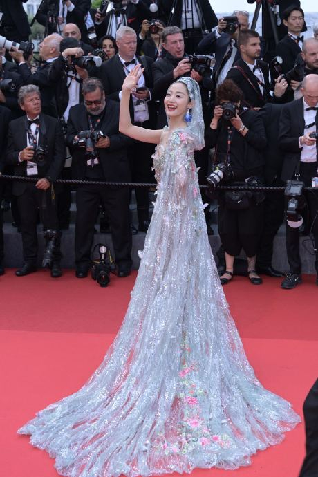 为了穿上被戛纳红毯官拍硬控一分钟的超大裙摆礼服