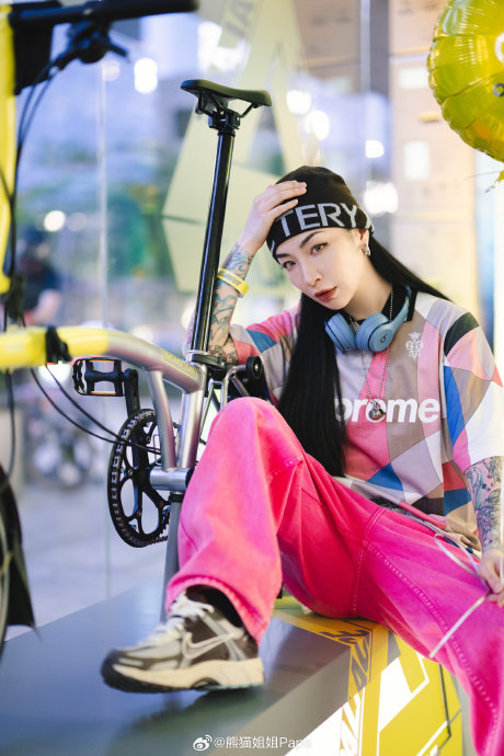 耳机:beats solo 4衣服:supreme x emilio pucci今日穿搭7315