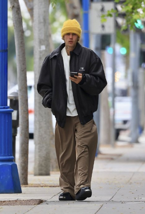 今日份洛杉矶街头的justin bieber,嗯,刮完胡子还是那么帅!