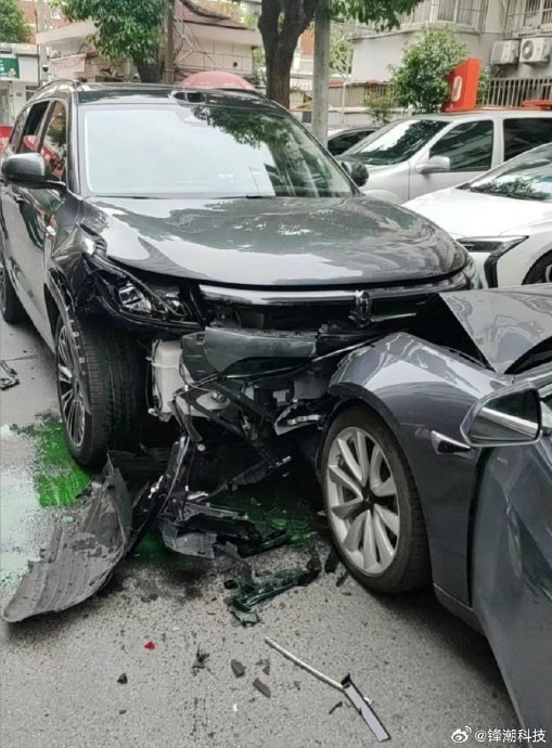 群里看到的,问界m7,特斯拉model 3,头对头撞上了__财经头条