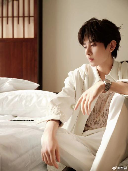 成毅最新造型,纯白西装搭配镂空内搭温柔帅气,帅哥生日快乐!